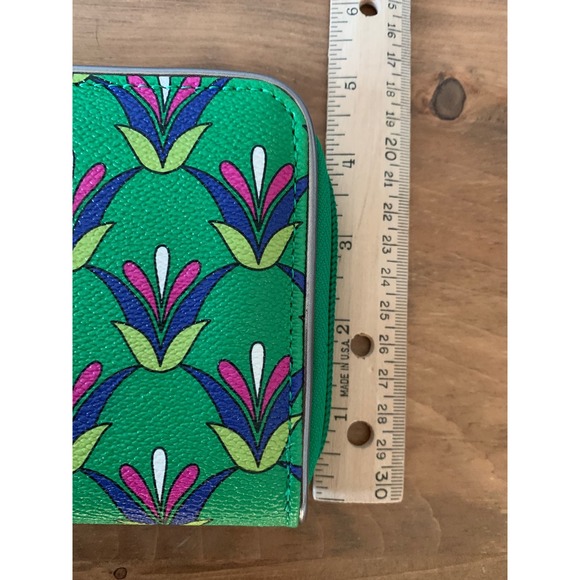 Vera Bradley Emerald Diamonds NWT Accordian Faux Leather Zip Around Wallet - Picture 8 of 8